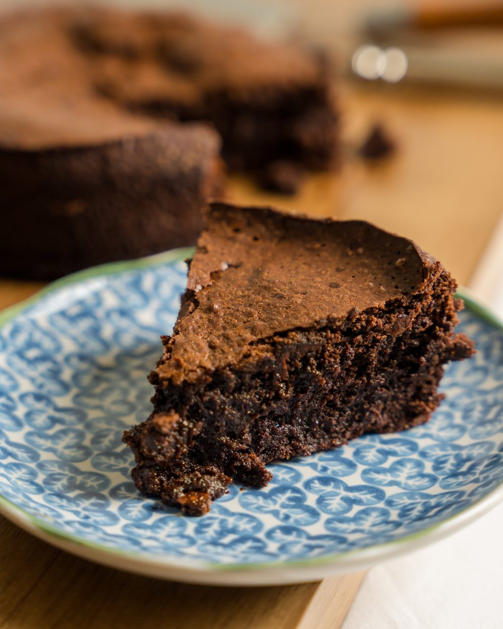 Tajada de Flourless Chocolate Cake en plato azul