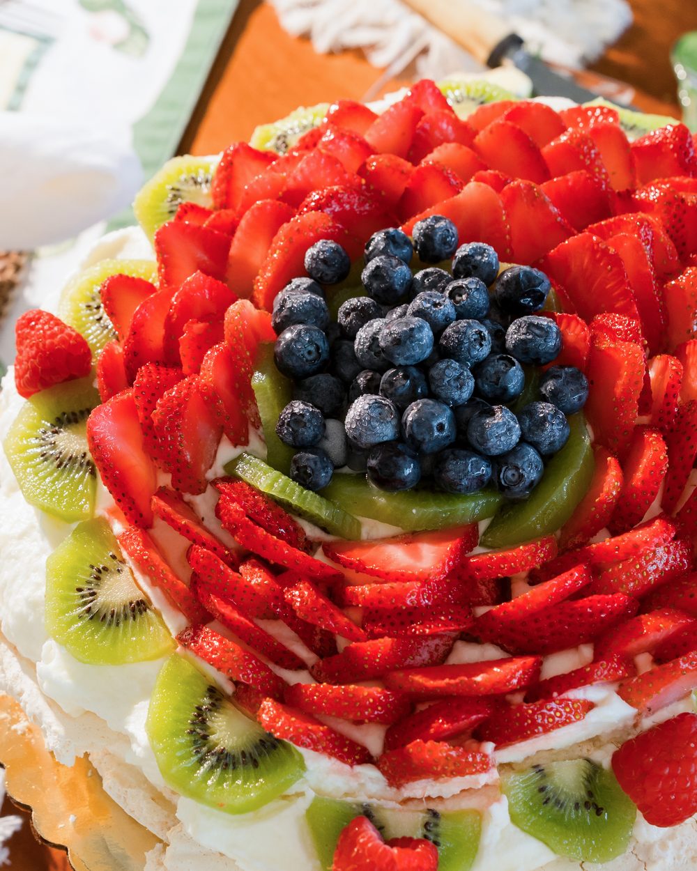 Pavlova con fresas, kiwi y arándanos
